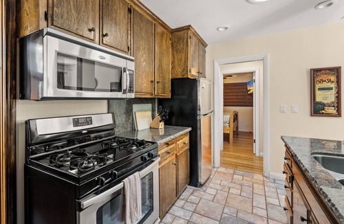 Summit Estates House | Walk to Snow Summit, Hot Tub, AC, Tesla Charger & Fire Pit, Evergreen Cabin