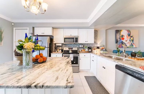Courier City - Oscawana House | Walk to SoHo Upscale Townhome Quiet & Private