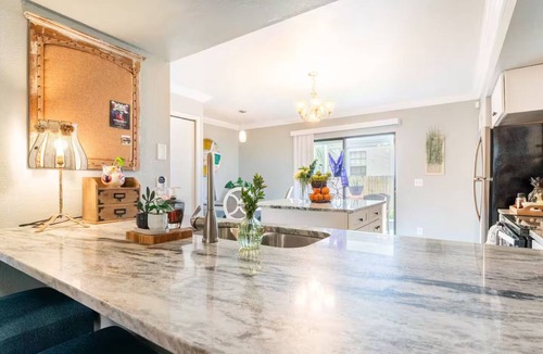 Courier City - Oscawana House | Walk to SoHo Upscale Townhome Quiet & Private