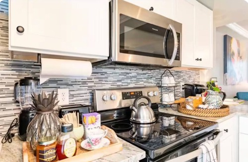 Courier City - Oscawana House | Walk to SoHo Upscale Townhome Quiet & Private