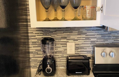Courier City - Oscawana House | Walk to SoHo Upscale Townhome Quiet & Private