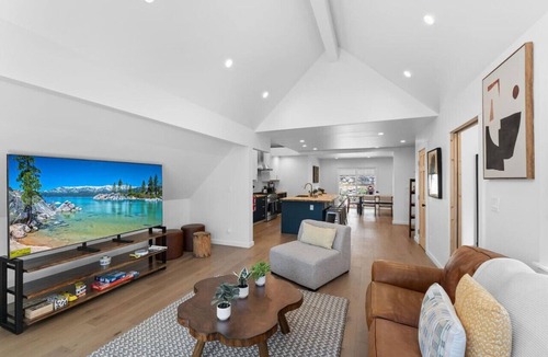 Brockway House | Walk to Speedboat Beach