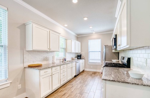 Fayetteville House | Walk-to-Stadium: 6BR Luxury Home w/En-Suite Baths