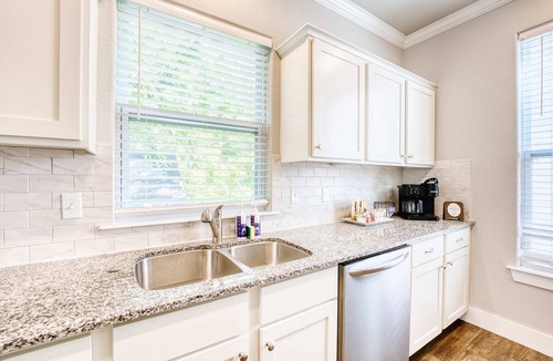 Fayetteville House | Walk-to-Stadium: 6BR Luxury Home w/En-Suite Baths