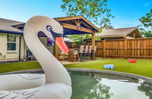 Arlington House | Walk to Stadiums + Outdoor Oasis + Pool