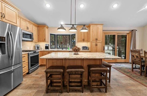 Summit Estates House | Walk to Summit, Spa, BBQ, Fireplace