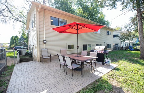 Twain House | Walk to Sycamore Mall, 5 Min Drive To City Center, 8 Beds Home, Fenced Yard
