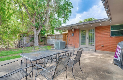 Redmond Terrace House | Walk to Texas A&M: College Station Home w/Yard!