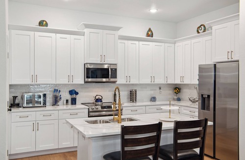 Arlington House | Walk to the Arlington Stadiums! NEW Penthouse Rooftop Deck w/views of Stadiums. Lux Extras, private garage & gated. Book NOW to stay at the NEW Skyline Penthouse in the Heart of the Arlington Entertainment District!