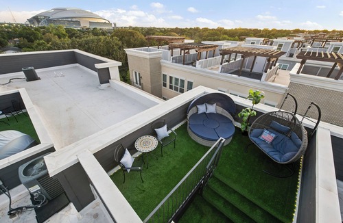 Arlington House | Walk to the Arlington Stadiums! NEW Penthouse Rooftop Deck w/views of Stadiums. Lux Extras, private garage & gated. Book NOW to stay at the NEW Skyline Penthouse in the Heart of the Arlington Entertainment District!