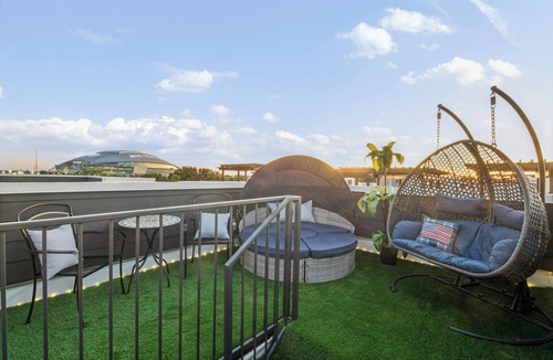 Arlington House | Walk to the Arlington Stadiums! NEW Penthouse Rooftop Deck w/views of Stadiums. Lux Extras, private garage & gated. Book NOW to stay at the NEW Skyline Penthouse in the Heart of the Arlington Entertainment District!