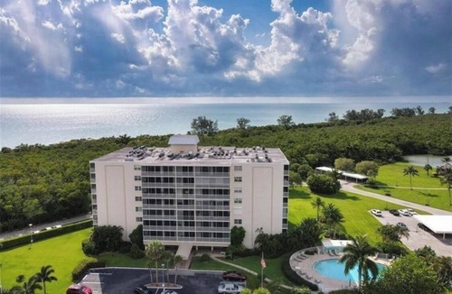 Vanderbilt Beach Condo | Walk to the beach! 2 Bedroom Condo