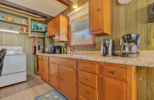 York Beach Cottage | Walk to the Beach | Ample Parking