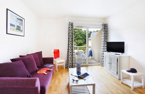 Saint-Briac-sur-Mer Condo | Walk to the Beach! Bright Saint-Briac Retreat