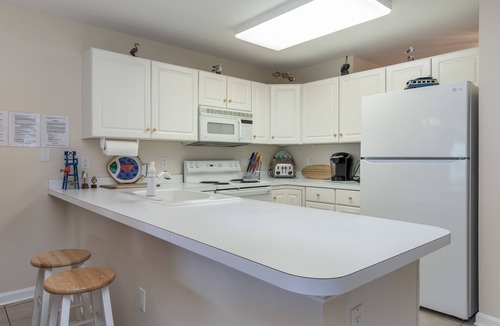 Heron Harbour Isle Condo | Walk to the beach - Condo near the bay with private balcony & pool access