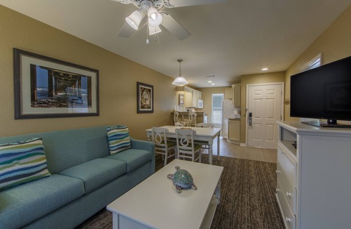Galveston Villa | Walk to the Beach. Pool & Hot Tub. Mini Golf
