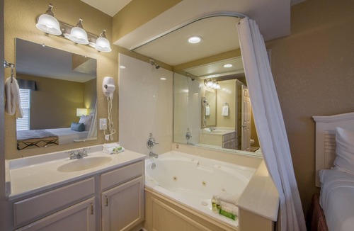 Galveston Villa | Walk to the Beach. Pool & Hot Tub. Mini Golf