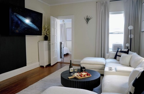 Rogers Park Apartment | Walk to the Beach Private Office 5BR