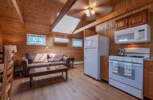 Point Judith Cottage | Walk to the beach!