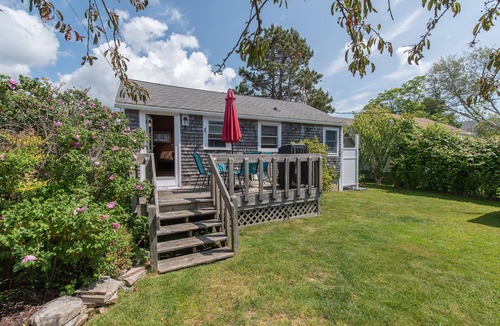 Point Judith Cottage | Walk to the beach!