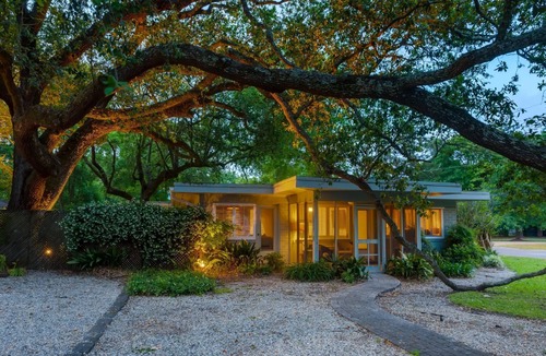 Biloxi House | Walk to the BEACH and close to DOWNTOWN - the perfect location! The Main Suite