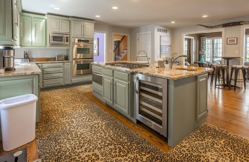 The Pines House | Walk to the Beach! Spacious Clean 7BR