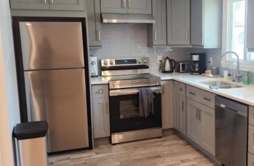Niagara Falls House | Walk to the Falls & Attractions!nModern, clean & comfortable 4 bedroom house