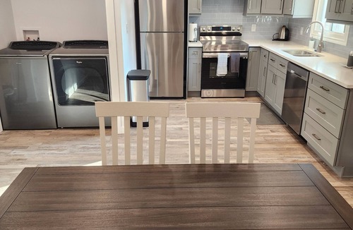 Niagara Falls House | Walk to the Falls & Attractions!nModern, clean & comfortable 4 bedroom house