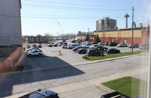Niagara Falls House | Walk to the Falls & Attractions!nModern, clean & comfortable 4 bedroom house