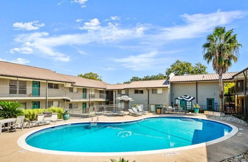 Westfield Apartment | Walk to the Golf Course! 2BD Apt + Pool + Parking