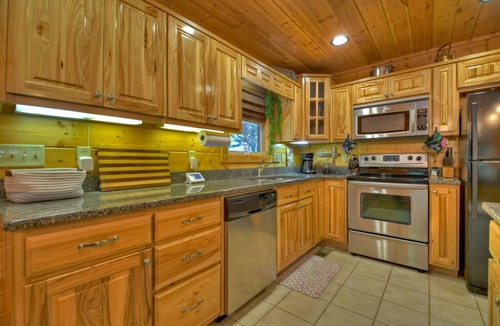 Ellijay Cabin | Walk to the River! 3 Story Cabin w/Firepit~ Games ~ Fireplace~Covered deck!