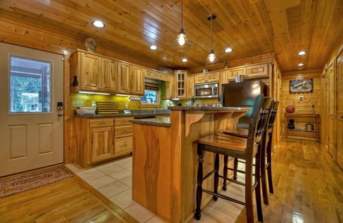 Ellijay Cabin | Walk to the River! 3 Story Cabin w/Firepit~ Games ~ Fireplace~Covered deck!