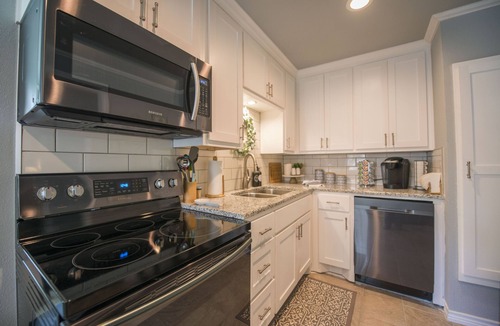 Brazos House | Walk to the Silos! 3 Bed 1960's Bungalow near Baylor