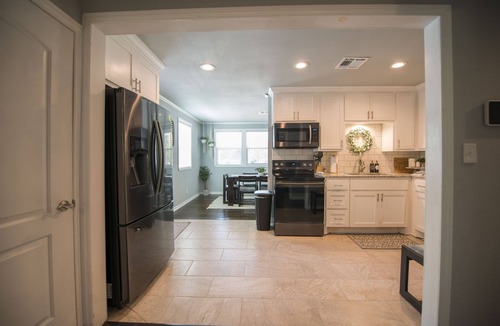 Brazos House | Walk to the Silos! 3 Bed 1960's Bungalow near Baylor