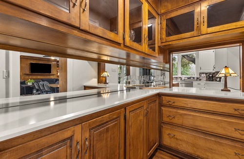 Heritage House | Walk to The Square | Grand Historic Manor Spacious 5 Bedroom 5 Bath | Near TXST, UFCU Stadium, River