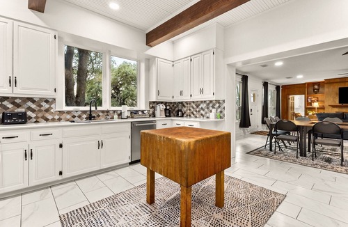 Heritage House | Walk to The Square | Grand Historic Manor Spacious 5 Bedroom 5 Bath | Near TXST, UFCU Stadium, River