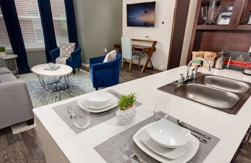 Downtown Apartment | WALK TO THE SQUARE | FAST WIFI | BIKE STORAGE