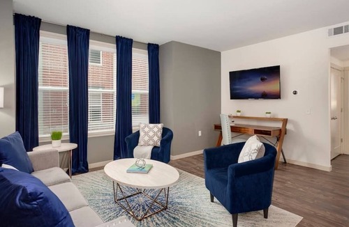 Downtown Apartment | WALK TO THE SQUARE | FAST WIFI | BIKE STORAGE