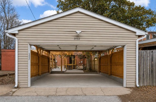 Tower Grove East House | Walk to Tower Grove Park-Backyard, Grill, Garage + Walkable Dining- Sleeps 9
