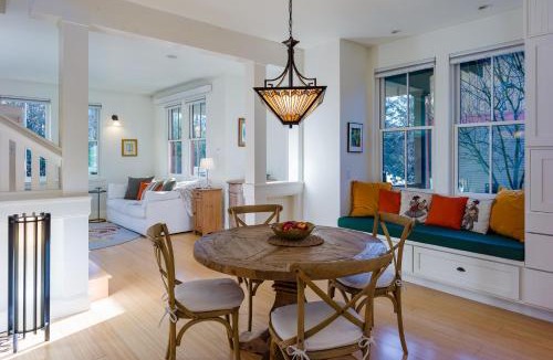 Eastsound House | Walk to Town, Beach, Modern, Gourmet Kitchen, EV