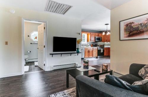 Historic Downtown Bedford Apartment | Walk to Town: Charming Unit w/Balcony in Bedford!