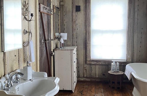 Round Top Cottage | WALK TO TOWN + Fire Pit, Shopping, Wine!