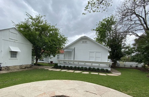 Round Top Cottage | WALK TO TOWN + Fire Pit, Shopping, Wine!