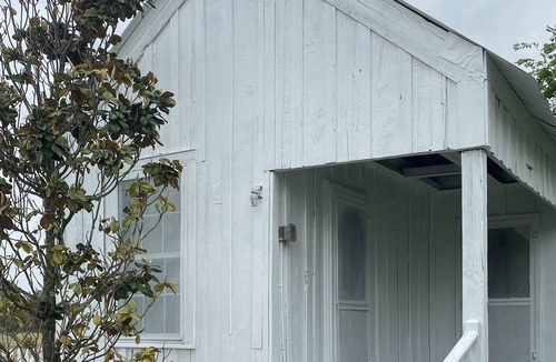 Round Top Cottage | WALK TO TOWN + Fire Pit, Shopping, Wine!