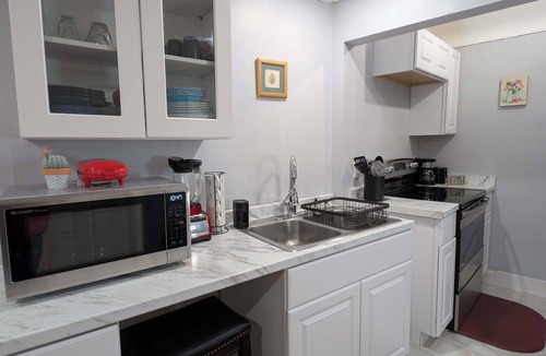 South Green Apartment | Walk to Trinity Hartford 2BR Gem Barry Square