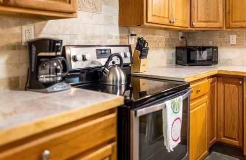 Rio Vista House | Walk to TX State - Kitchenette - Workspace - Pet Friendly - Monthly Available