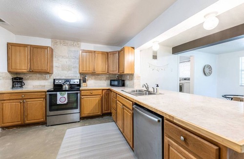 Rio Vista House | Walk to TX State - Kitchenette - Workspace - Pet Friendly - Monthly Available