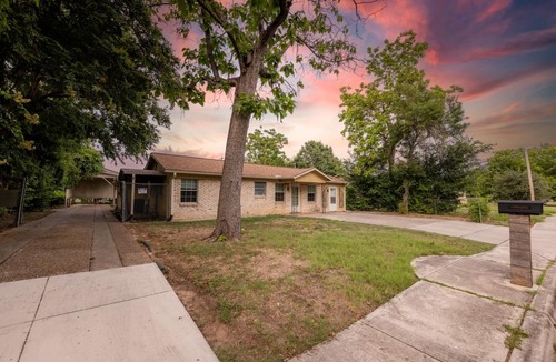 Rio Vista House | Walk to TX State - Kitchenette - Workspace - Pet Friendly - Monthly Available