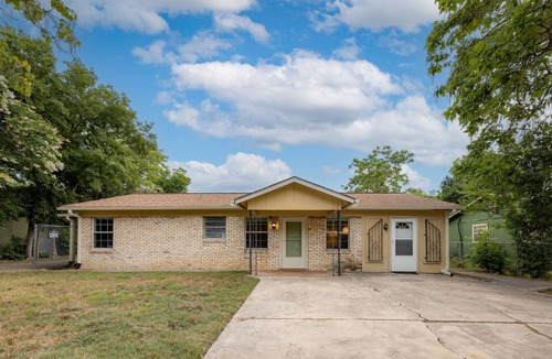 Rio Vista House | Walk to TX State - Kitchenette - Workspace - Pet Friendly - Monthly Available