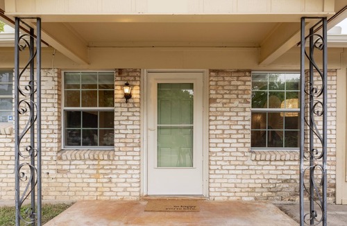 Rio Vista House | Walk to TX State - Kitchenette - Workspace - Pet Friendly - Monthly Available